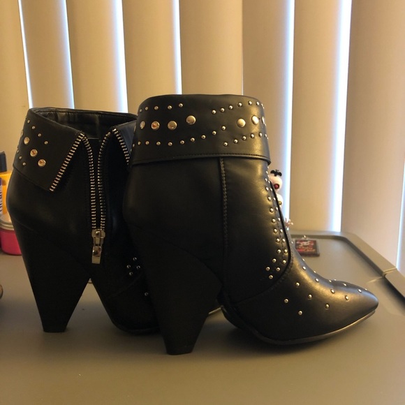 VENUS Shoes - Venus fashion style ankles goth edgy emo alternative punk grunge booties. Size 6
